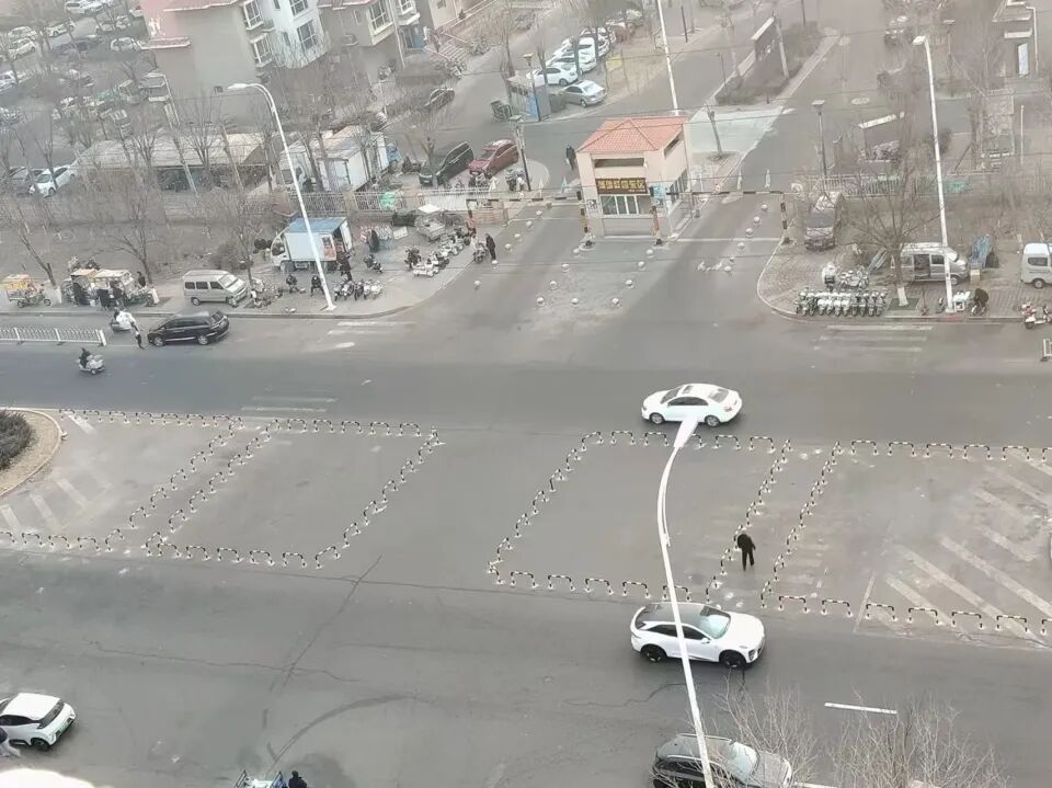 市民投诉天津一马路安装隔离桩，电动车被迫与机动车抢道太危险；城管：主要是为阻止乱 ...