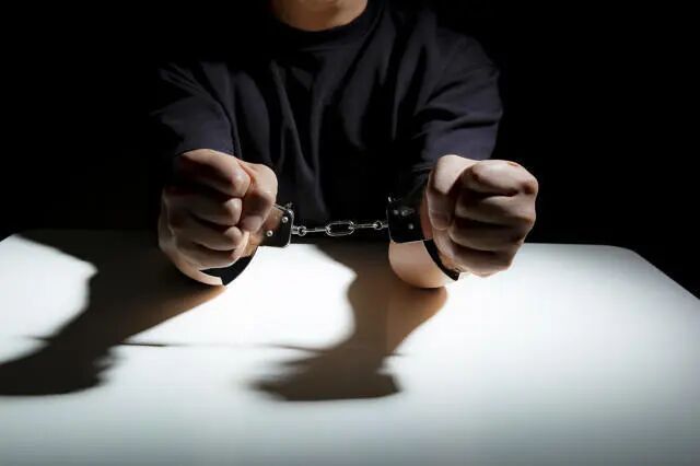 医院设备科原科长退休后被查：有人送40万元现金和22瓶茅台，受贿517万元被判十年 ... ...