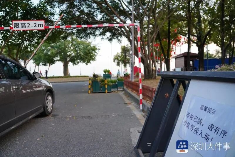 作为深圳网红景点一到周末节假日深圳湾公园的人流就特别多人多车就多，停车难的问题也一直让不少市民头疼之前停车需要提前预约黄牛代抢停车位更是让找车位难上加难被不少网友吐槽近日，深圳市公园管理中心发布公告， ...