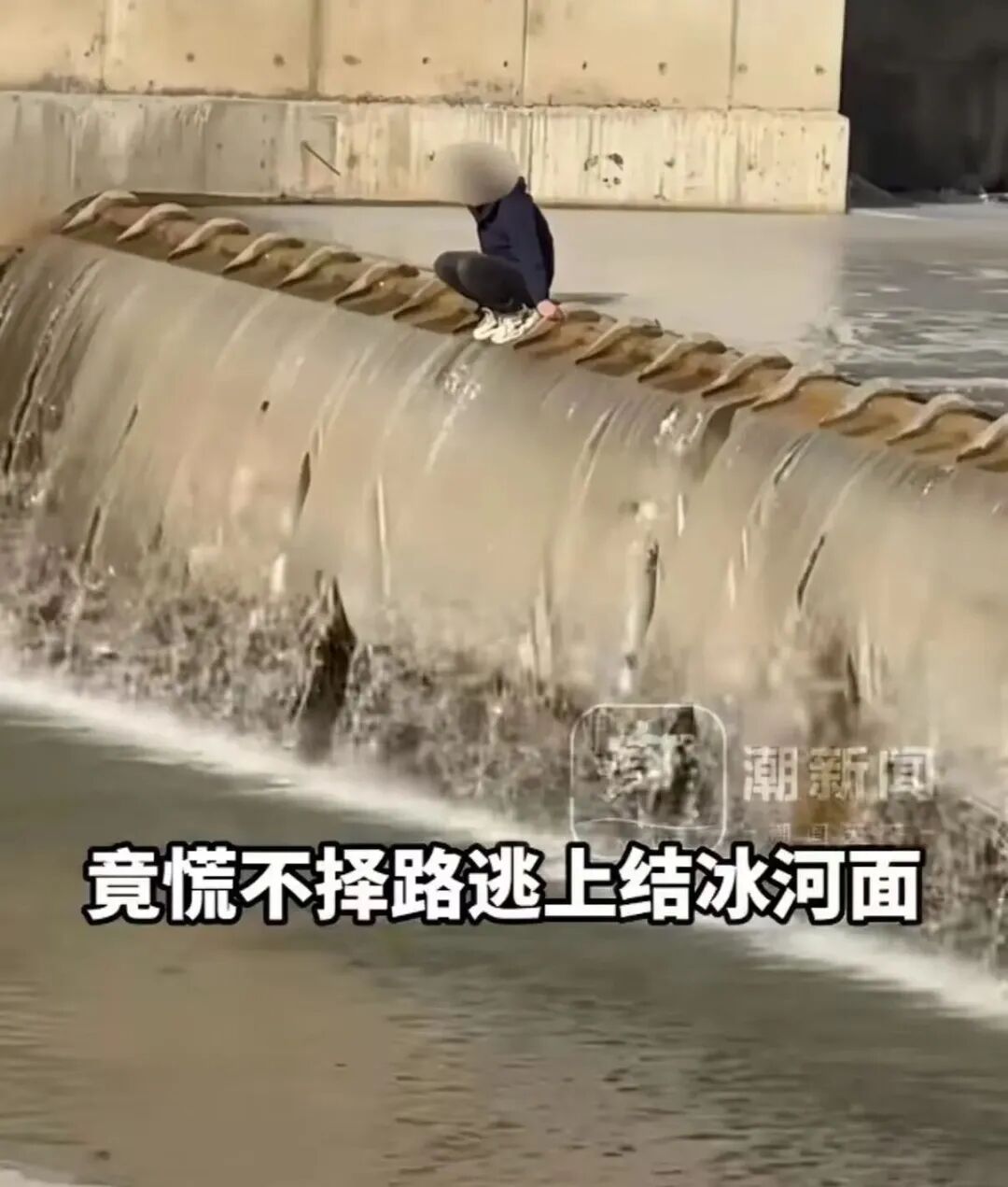 男子酒驾为逃避检查在冰面上奔跑，交警试图拉他，随后男子落水，当地：男子情绪很不稳 ...