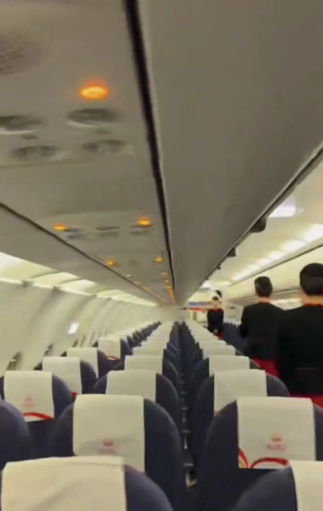 女子称花200元幸运独享一架客机从九寨沟飞成都，起飞前还接到客服电话“早点到随到随  ...