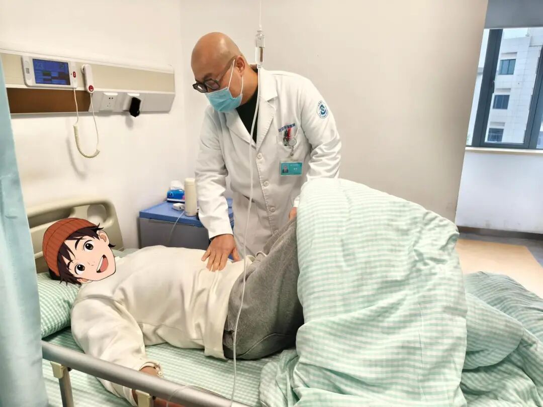 27岁小伙深夜腹痛紧急送医，竟抽出多罐“牛奶血”！医生：一周接诊4例，全是年轻人， ...