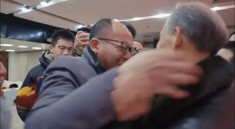 西安公安破获两起跨年代拐卖积案，两名被拐儿童等待28年与40年后与父母相聚，嫌疑人张 ...