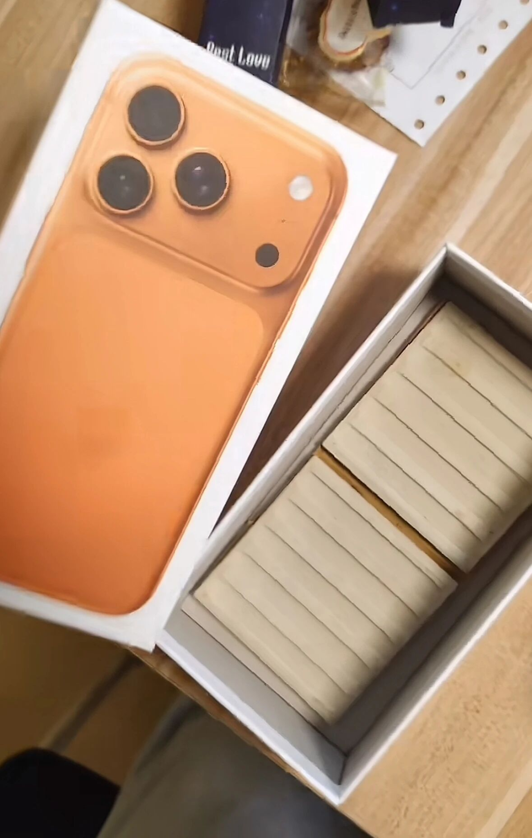 广东一小伙年会上抽中价值9988元手机，拿回家发现里面装的是糖和瓷砖，“手机可以不要 ...