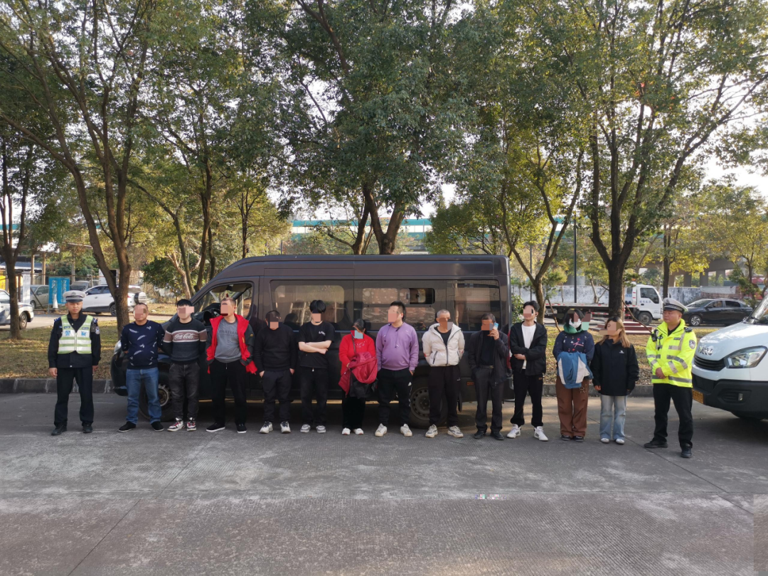 9座车塞14人，刚进服务区就被查！涉非法营运！