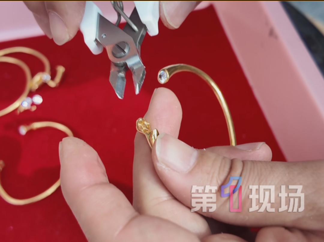 女子黄金手镯断裂竟掉出2颗钢珠，店主现场拆了7个同批次手镯，发现2个内部有水迹 ... ...