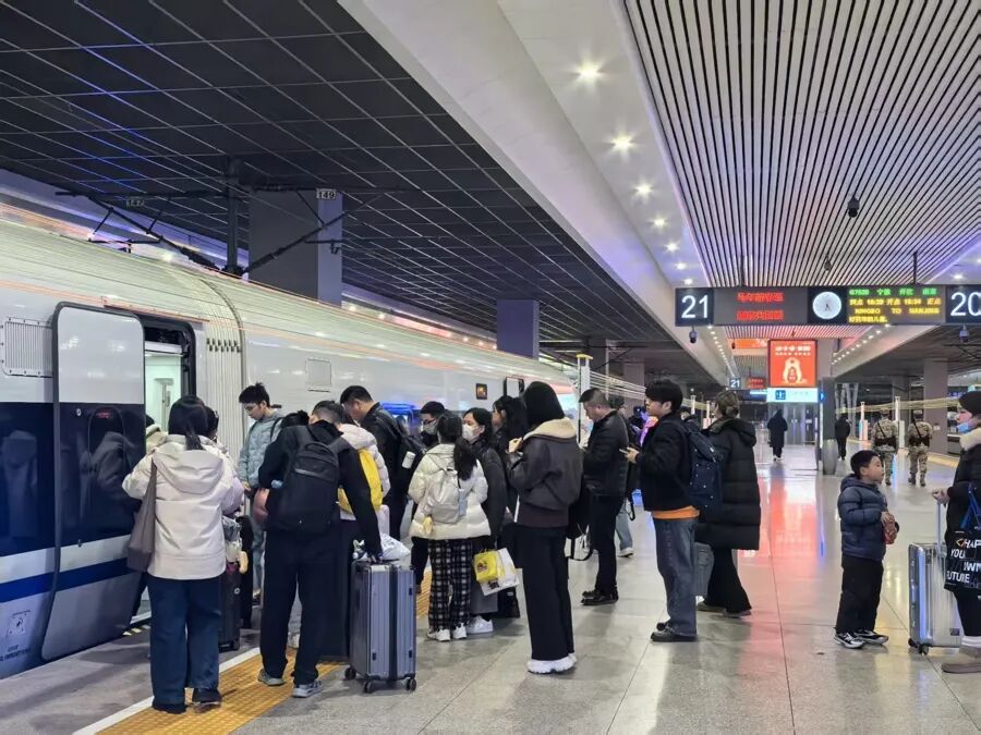 今天起，上海四大火车站进入“通宵模式”，候车室24小时开放，铁路部门提醒→ ... ...