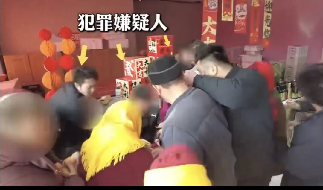 一送鸡蛋团伙现场被抓：收集老年人个人信息批量卖给电诈团伙，手把手教学并趁机删除相 ...