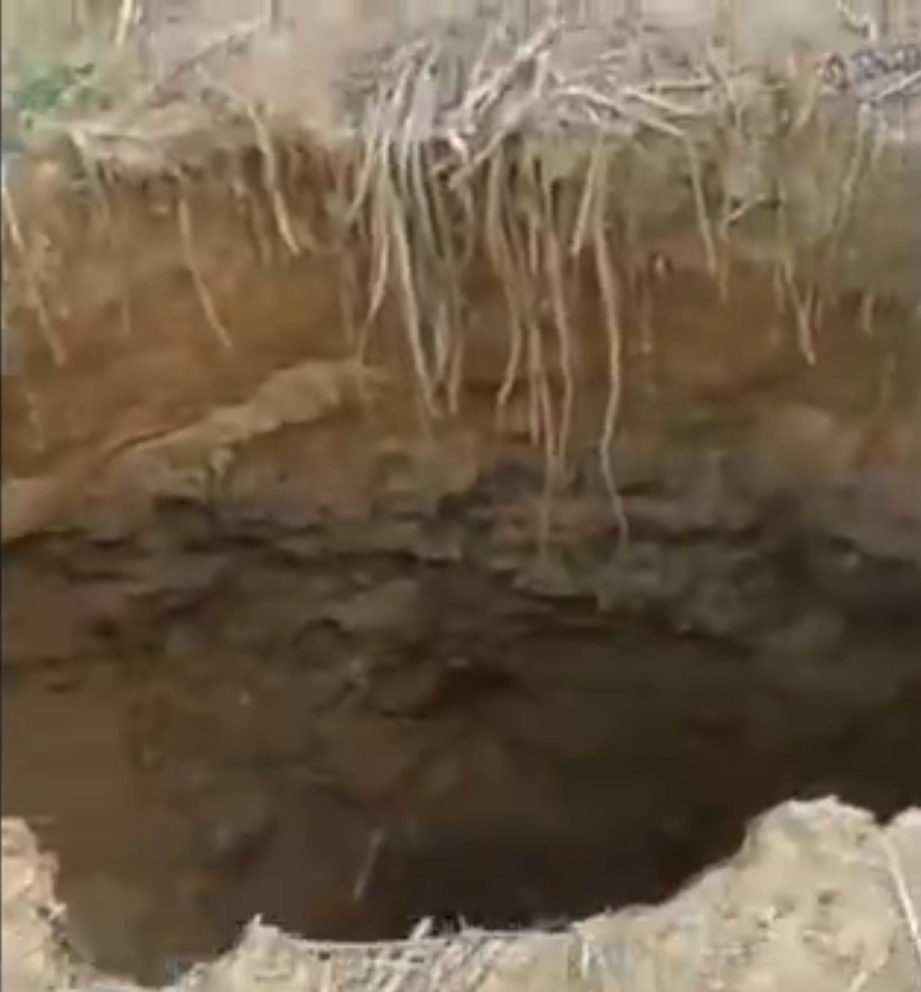 广西来宾一甘蔗地周边出现塌陷深坑，当地回应：无采矿活动，塌陷处远离村庄，已设置安 ...