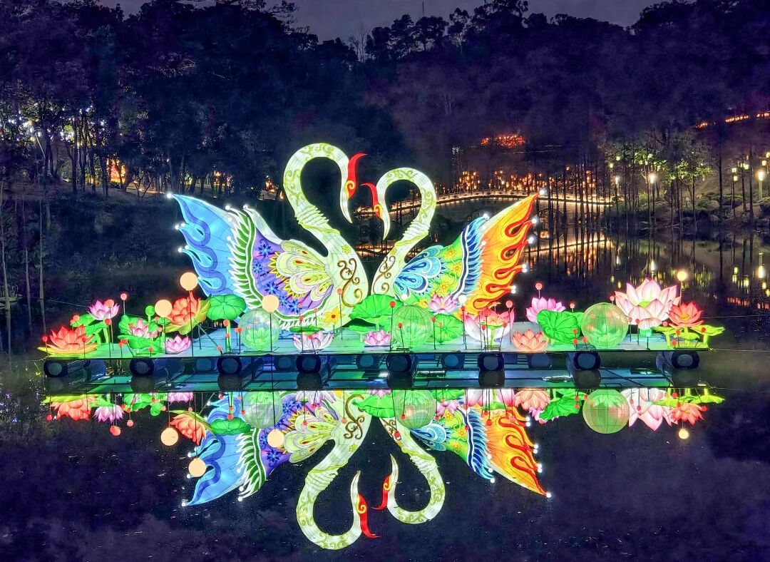 广州夜游好去处又上新！云萝植物园、兰圃首次开放夜游！01云萝植物园2026花漾迎春会启幕云萝植物园2026花漾迎春会，于2月6日启幕，活动将持续至3月15日。作为2026广州新春灯会的重要组成部分，本次活动以“新岁花间  ...