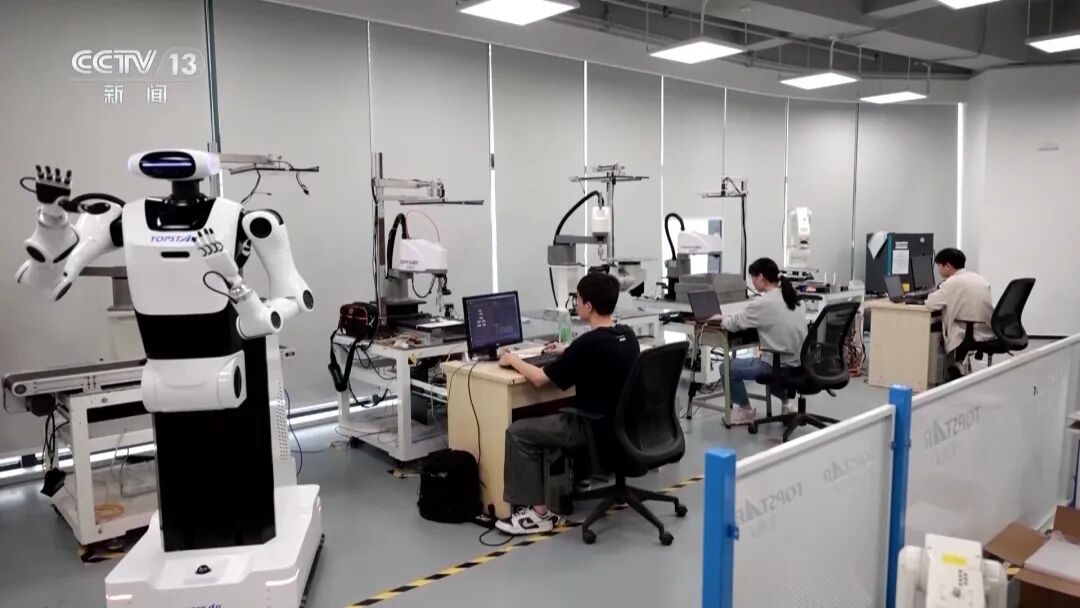 临近春节太忙了！机器人：我一天干了8个活