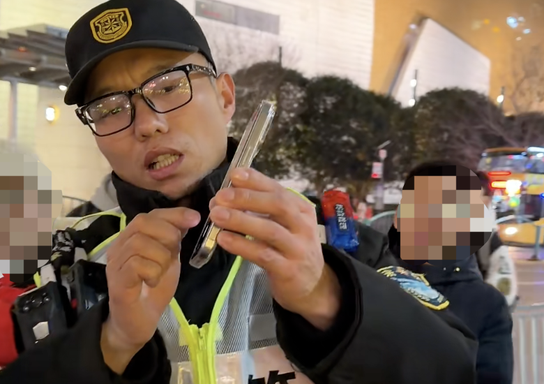 效果一下就出来了！上海市中心一群人围着他“取经”，网友：情绪价值拉满... ... ...