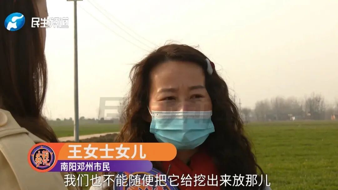 河南一女子称自家地里错埋陌生人骨灰，下葬了火葬场才通知拿错，火葬场：另一方家属不 ...