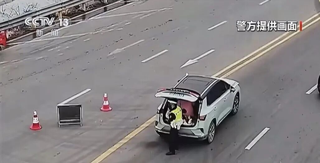 春节返乡坐不下，家长竟把4岁和8岁孩子塞进后备箱……视频曝光→ ... ...