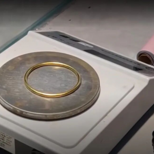 男子出售前女友送的银镯，剪开发现竟是银包金！40g的手镯，金子占30克 ... ...