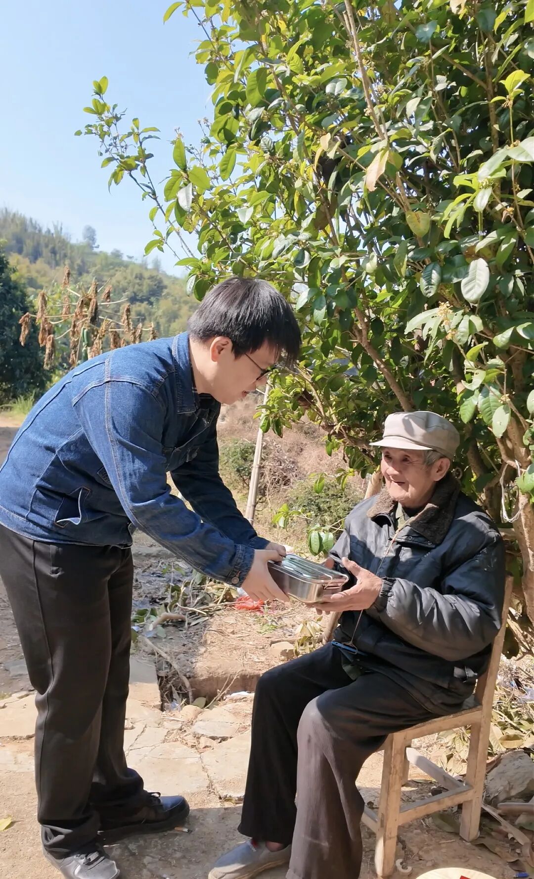 一天50多单，12点前送到！记者春节回村被拉去“送外卖”，他说：真香…… ... ...