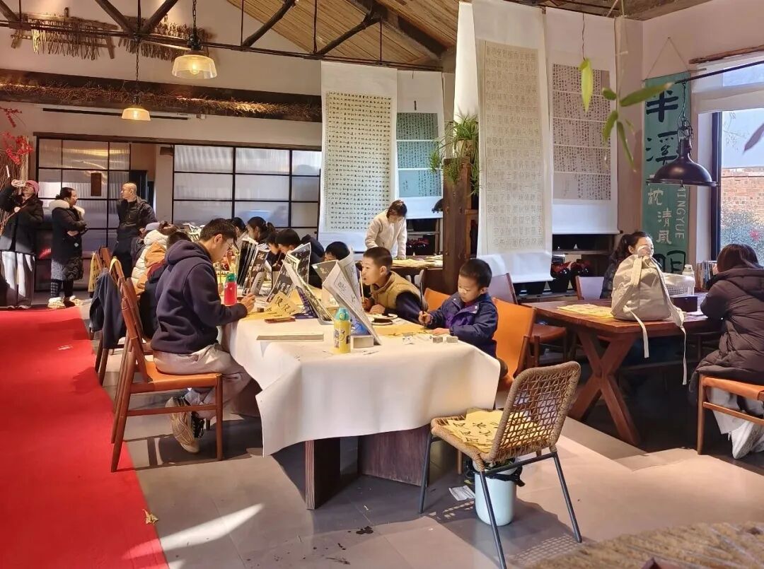 “85后”退伍兵返乡做民宿，爆改老厂房年入百万｜新春走基层 ... ...