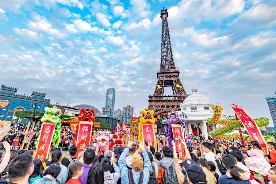 2026年春节“黄金周”，对深圳而言，具有里程碑式的意义。当“史上最长假期”遇上丙午马年，深圳并未如传统认知那般成为一座“空城”，反而交出一份令人惊艳的文旅“成绩单”：酒店预订量首次跻身全国前三，入境游订 ...