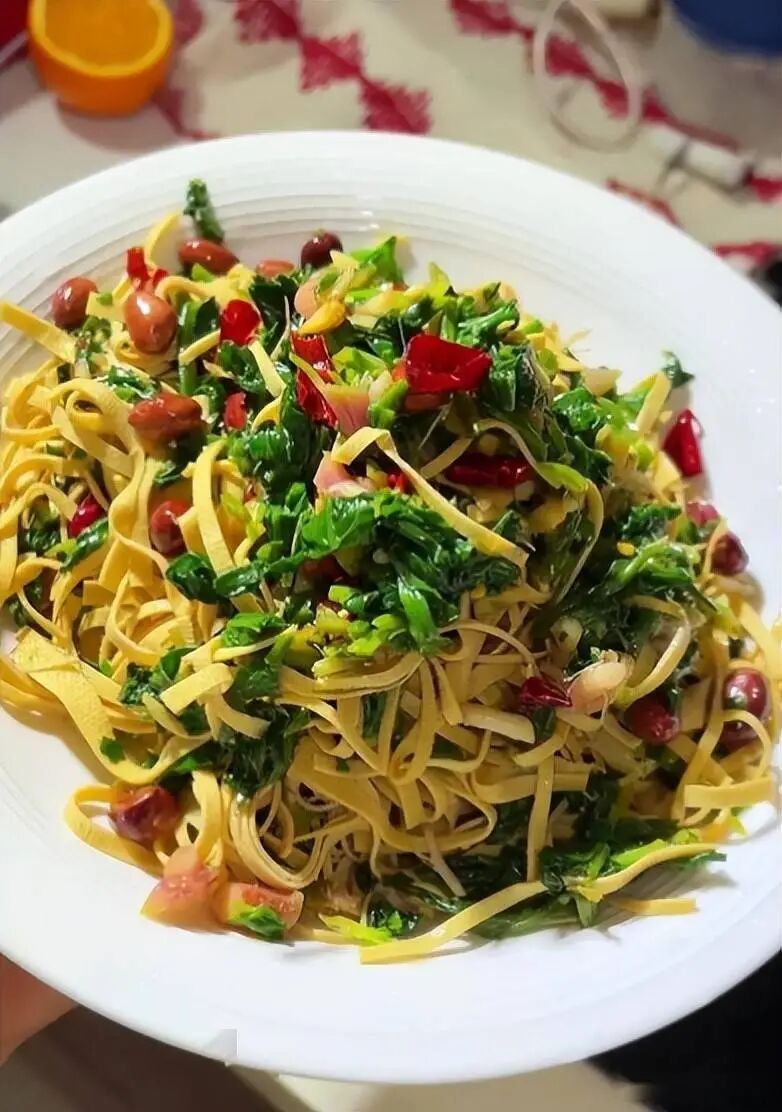 失眠睡不好，建议多吃这5种食物，养心安睡，气色更好