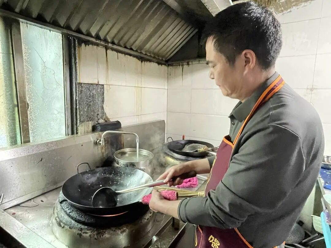 凭“10秒腰花”爆火的四川自贡“石沟大饭店”被恶意抢注又成功维权：媒体报道成关键证 ...