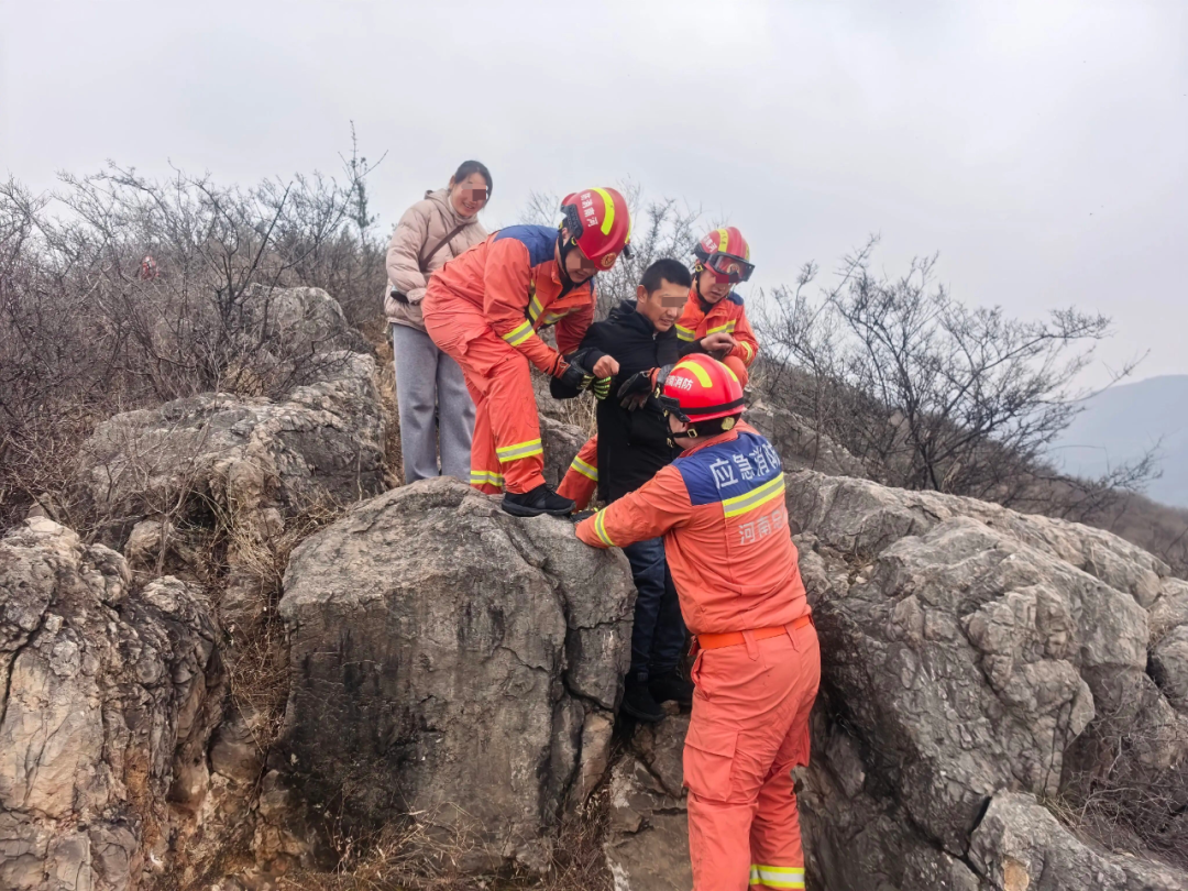 男子爬山因恐高和腿脚不便报警求助，被指“浪费救援资源”，消防回应：并非浪费，我们 ...