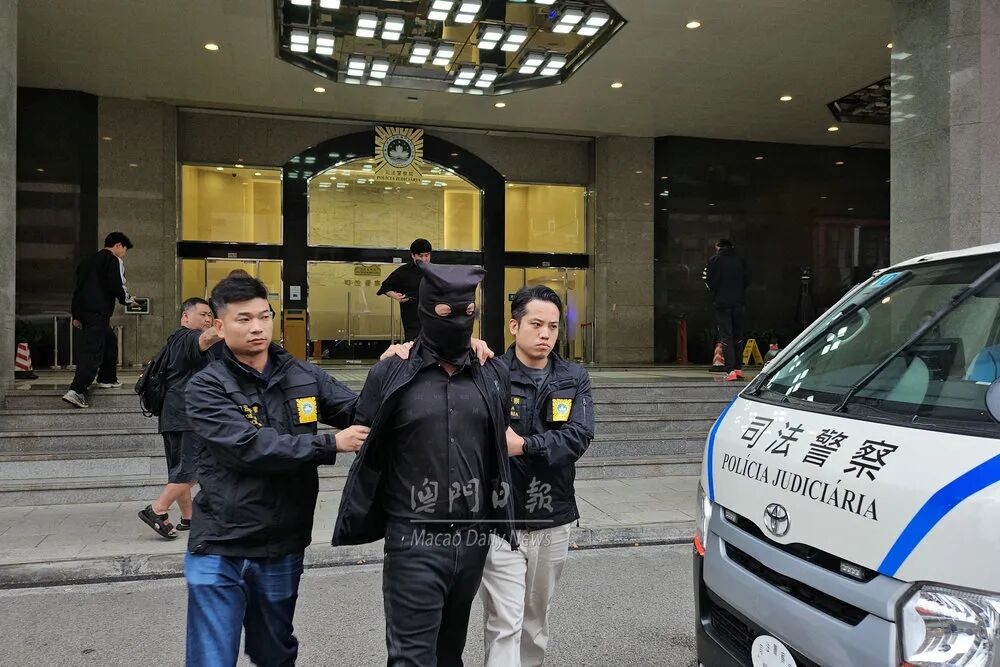 内地男子向两名友人讹称投资可获“丰厚”利润骗取约730万澳门元警方相信最少还有两人中招内地男涉诈骗两友人700多万元被捕两名男子堕入高回报投资骗局，去年多次向友人转账共折合785万澳门元，投资内地房地产及本澳  ...