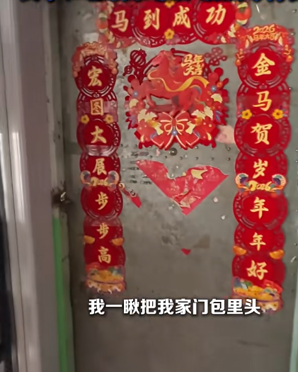 闲置半年的房子，回去一看，差点以为走错了门——自家还在，但门口的公共走廊，已经“升级”成了邻居家的一居室。内蒙古的一位女子就遭遇了这一幕。3月4日晚，网友@徐怼怼在社交媒体账号发布视频，称“闲置的房子今  ...