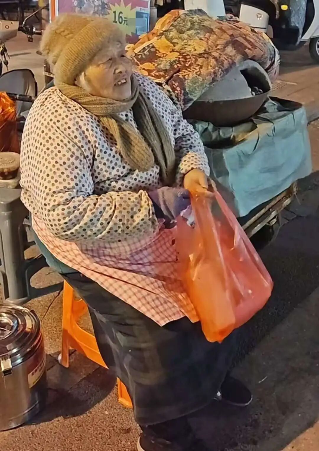 “没有钱不还？那不行！我可不办那事。”镜头前，山东济南摆摊的白发奶奶笑着说出的这句话，近日打动了无数网友。3月5日，多段相关视频在网络广泛传播：济南一位白发奶奶，为偿还老伴治病欠下的30多万元债务，10多年 ...