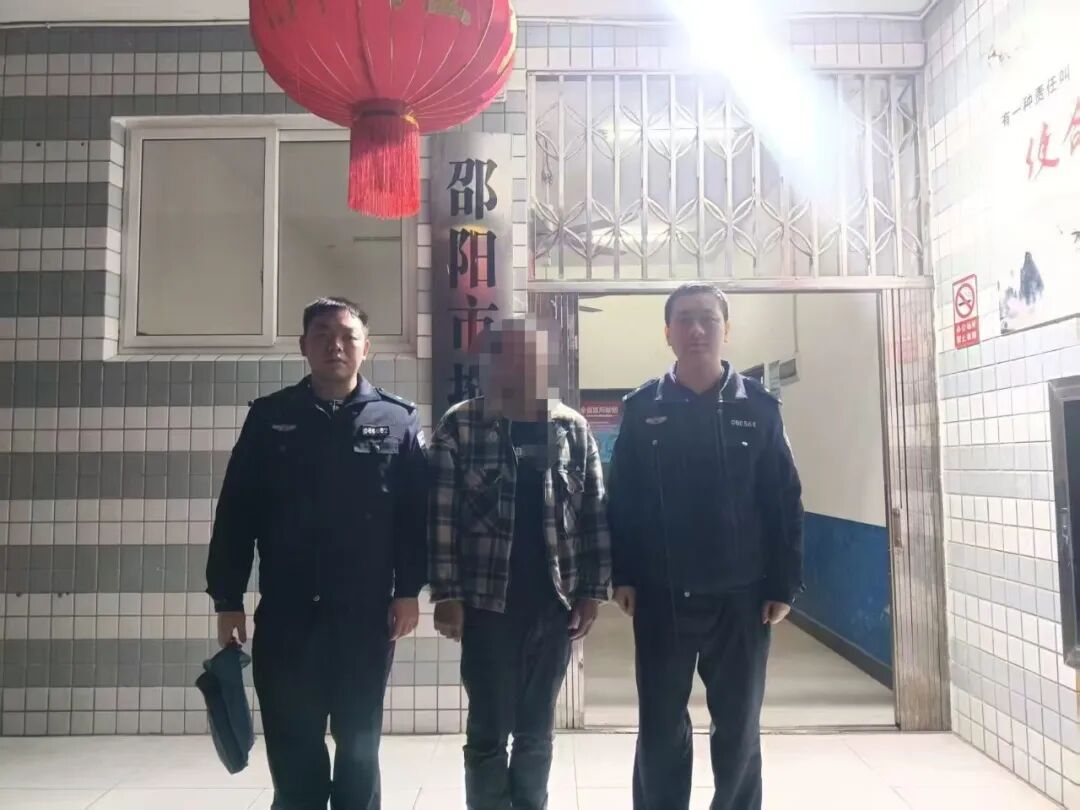 陈某向父亲索要钱财未果，为泄愤从7楼砸下家具，致大量碎玻璃、木板、家具残骸散落一  ...