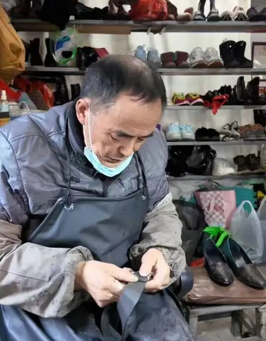 慢慢修，好好活！福州“修鞋爷爷”何以温暖全网？