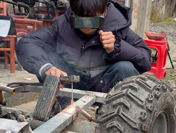 湖南邵阳15岁男孩花800元压岁钱造了辆车，“全村电器坏了都找他修”！从小与奶奶相依  ...