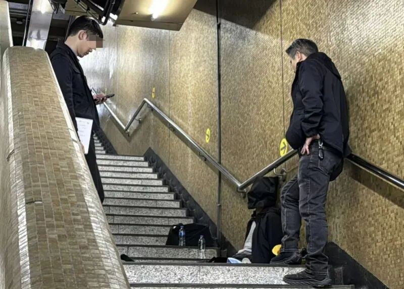 近日，香港港铁上环站发生一起价值上千万港元的外汇抢劫案，引发关注。3月9日中午，香港警务处公共关系科当值新闻主任就此案回应南都N视频记者称，此前警方已接获情报，及时对嫌疑人进行拘捕，因此受害人未造成财产  ...