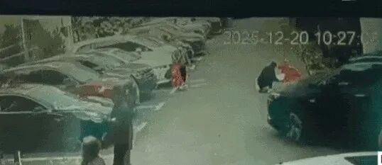 上海一对母女在小区祭扫被撞！快递小哥救人腰椎骨折！手术自费3万多，床上静养70多天  ...