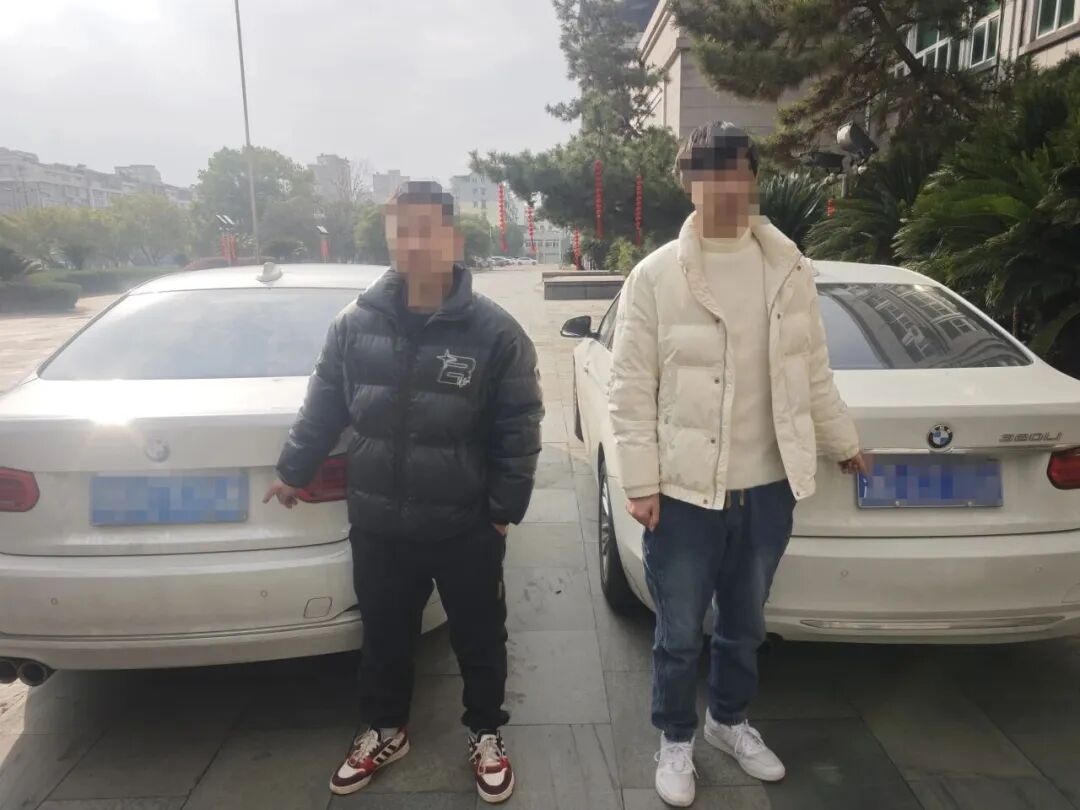 两辆同号牌车同时出现街头？咋回事？