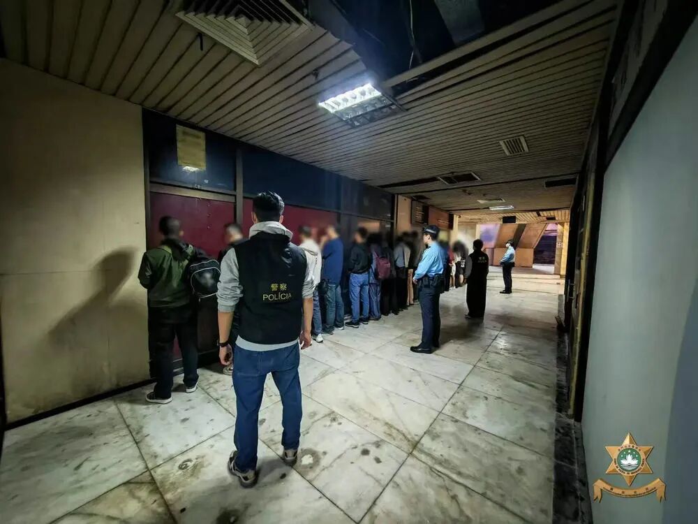 今日汇率：澳门元 ≈0.8549人民币治安警打击非法旅馆于某按摩场所公共走廊发现37个非法住宿床位拘捕一名本地经营者治安警3日晚表示，该局早前联同旅游局、消防局及工务局，开展打击非法旅馆联合行动。期间，于澳门罗 ...