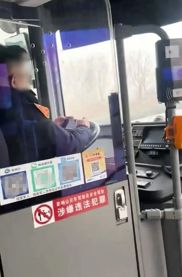 网友称河北沧州一公交司机开车打游戏，仅用小臂支撑着方向盘，觉得十分危险，公交公司 ...