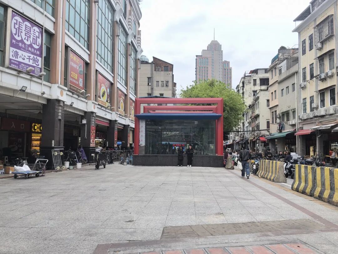 开通11年的地铁六号线一德路站今天（3月15日）迎来正式的A出入口广州地铁通报，车站位于一德路南侧的新A口今天运营时间起投入使用，市民在马路南北两边都能进出地铁，“顶班”多年的原A口功成身退，将暂停使用。接下 ...