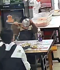 贵州贵阳一男孩吃完粉后向老板竖拇指称赞好吃，老板：疲惫了一天的身心在刹那间被治愈 ...