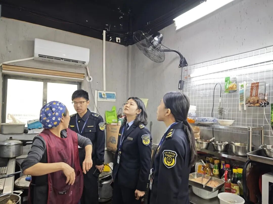 为切实保障市民“舌尖上的安全”近日深圳市市场监督管理局聚焦媒体曝光及市民投诉集中的外卖食品安全痛点开展2026年第九期“外卖统一查”专项行动通过靶向监管、从严执法全力筑牢餐饮消费安全防线本次行动紧扣四大群 ...