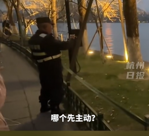 西湖边两只鸳鸯吵架被保安成功劝“复合”：快点，先去主动哄，要不它再去找一个，你找 ...