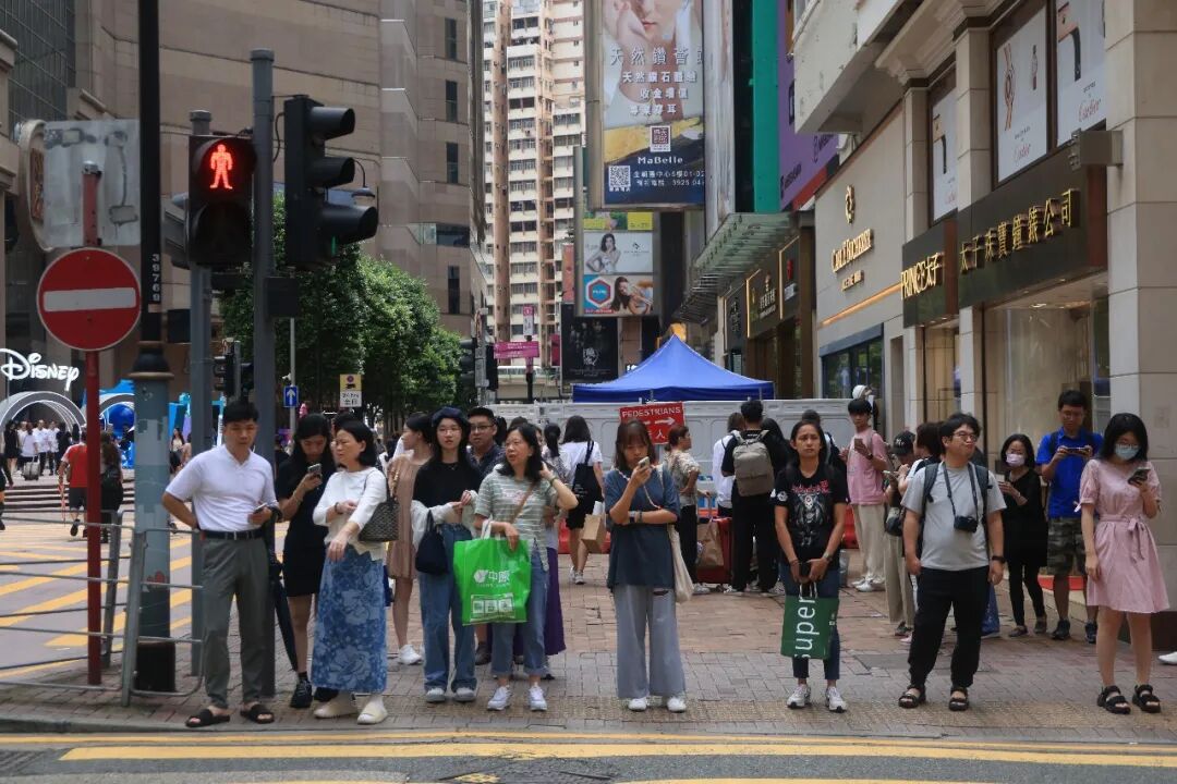 制图：健宗香港警方统计数字显示，2025年香港致命交通意外死亡人数为96人，其中行人死亡人数达52人，较2024年上升24%。分析显示，意外主要成因包括司机不专注驾驶，以及行人违法过马路。警方16日公布，由3月17日起至 ...