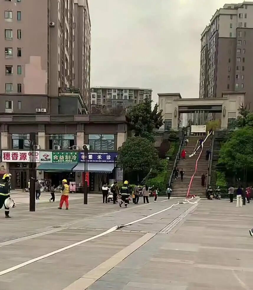 重庆一小区消防通道被堵消防栓没水，消防员铺水带爬台阶救火？回应：不实，离事发地近 ...