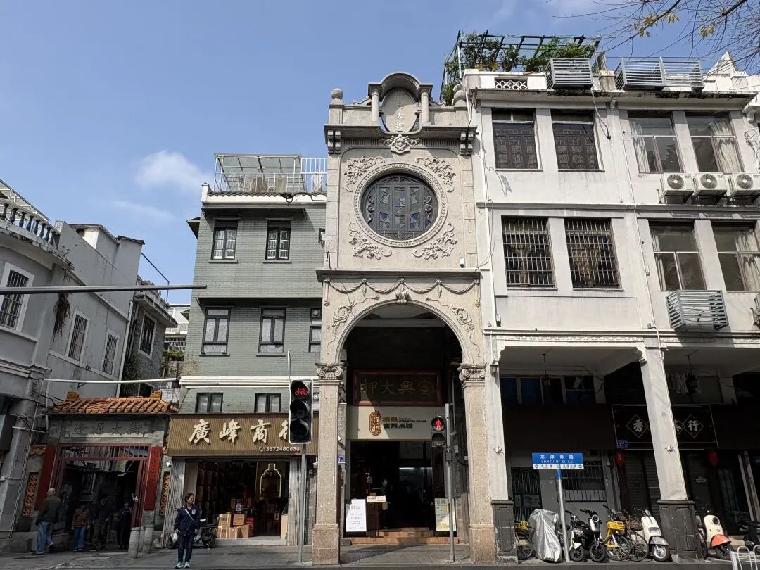 广州荔湾区宝源路与龙津西路的T字路口，有一座老建筑堪称广州历史建筑爱好者心目中的“白月光”——龙津西路83号、荔湾区登记保护文物单位富兴大押旧址。一直以来，它凭借着巨型圆形雕花木窗、半圆拱门、浮雕花卉等  ...