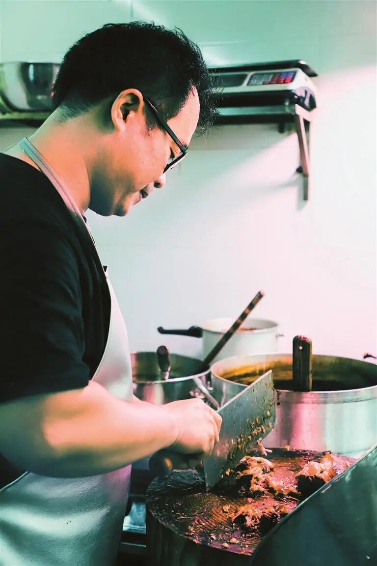 东南西北中发展到广东3月15日广东“最强春招”来袭2026“百万英才汇南粤”春季综合招聘会盛大启幕近2000家单位超8.5万优质岗位就位开场仪式上中科大博士黄冠华的发言火了“我是来自中科大的博士黄冠华去年通过‘百万 ...