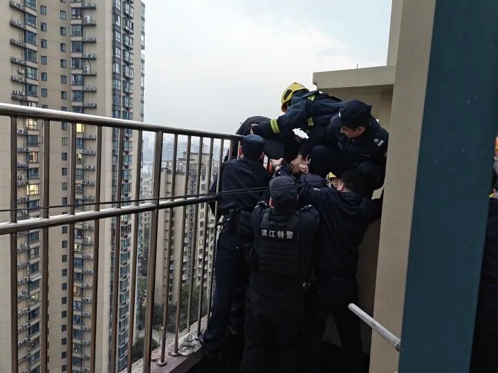 “我被生活压得喘不过气，再见吧”，20多岁小伙坐在浙江16楼栏杆外，无人机、特警、消 ...