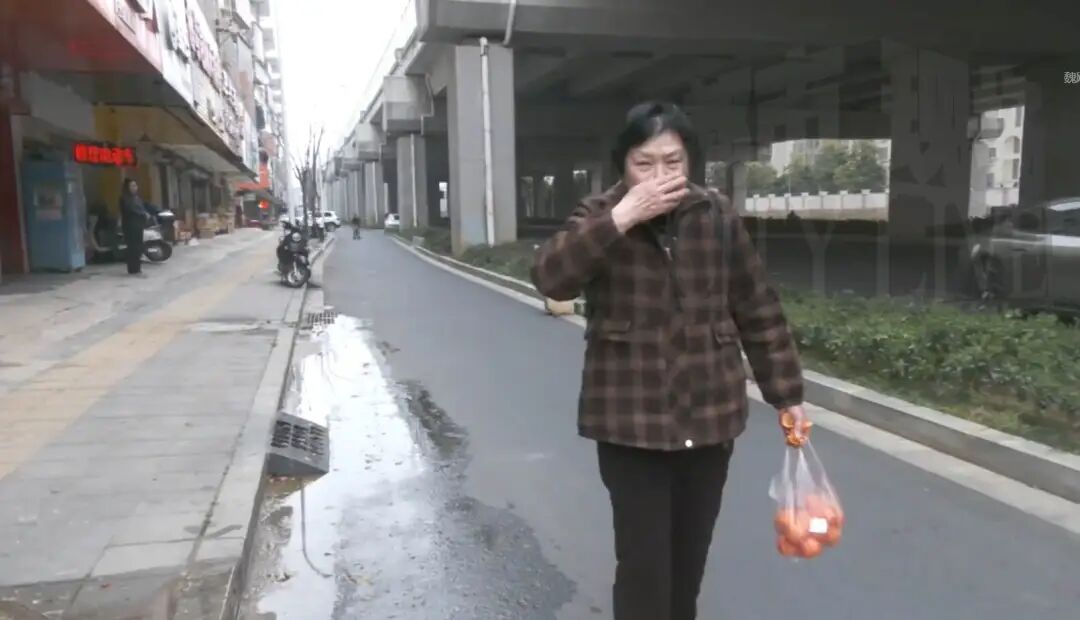 南昌一小区十余窨井被堵，租客见状掉头就走，下文来了...... ... ...