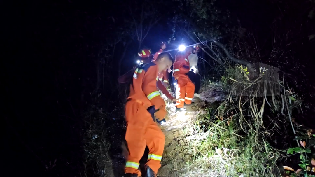 黑夜寻人不靠吼！消防无人机打开“热成像”精准锁定，这视角绝了! ... ...