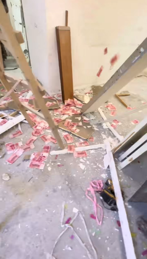 四川成都一男子给二手房装修拆吊顶  竟“天降” 万元现金