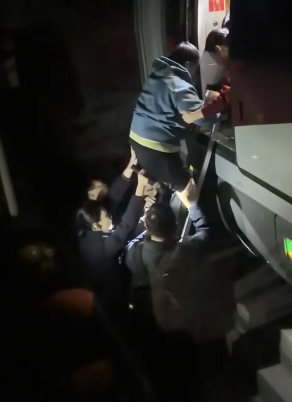 京哈高铁突发接触网故障，G178次列车断电紧急停留3小时！乘客隧道口爬应急梯转移至救  ...