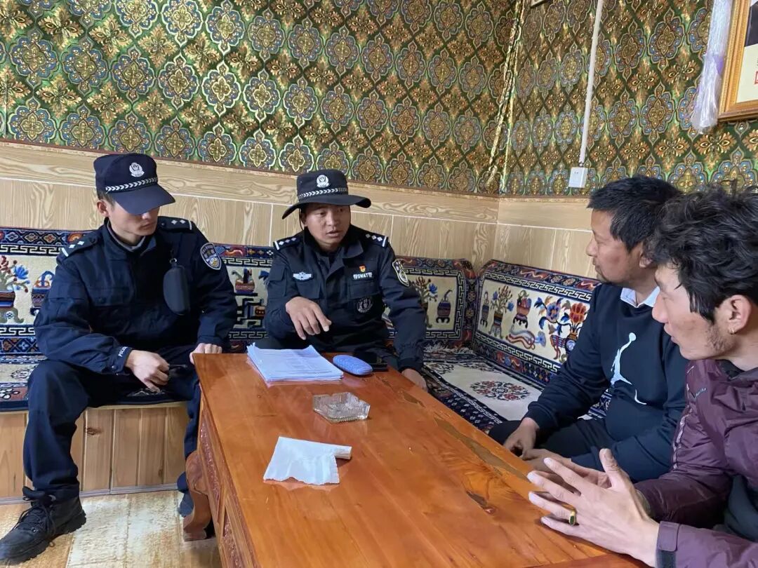 潜逃25年的逃犯开枪拒捕，37岁民警额旺格拉抓捕时牺牲，抓捕当天视频公布：戴头盔穿防 ...